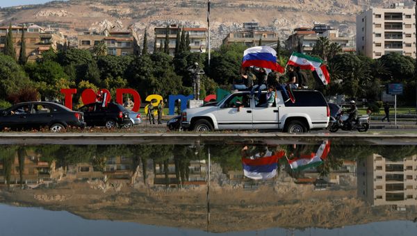 Syrian government supporters chant slogans against U.S. President Trump during demonstrations following a wave of U.S., British and French military strikes to punish President Bashar Assad for suspected chemical attack against civilians, in Damascus, Syria, Saturday, April 14, 2018 - Sputnik International