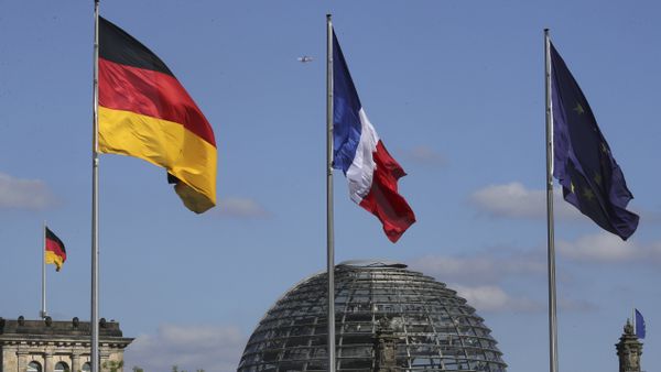 The French, center, the German, left, and the EU flag, right, fly in front of the German parliament (File) The French, center, the German, left, and the EU flag, right, fly in front of the German parliament (File) - Sputnik International