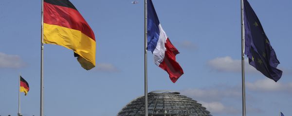 The French, center, the German, left, and the EU flag, right, fly in front of the German parliament (File) - Sputnik International
