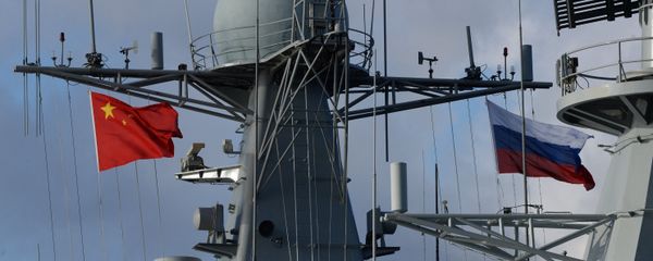 State flags of Russia and China are flown on destroyer Shijiazhuang during the Russian-Chinese exercise Naval Interaction 2017 - Sputnik International