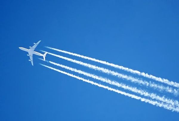 The contrails of an Airbus A340 jet, over London, England The contrails of an Airbus A340 jet, over London, England - Sputnik International