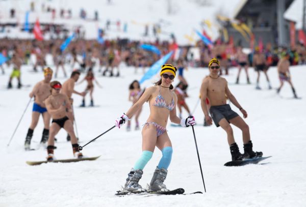 Siberia-Style Spring: Mass Hill Descent in Bikini Hits Record - Sputnik International