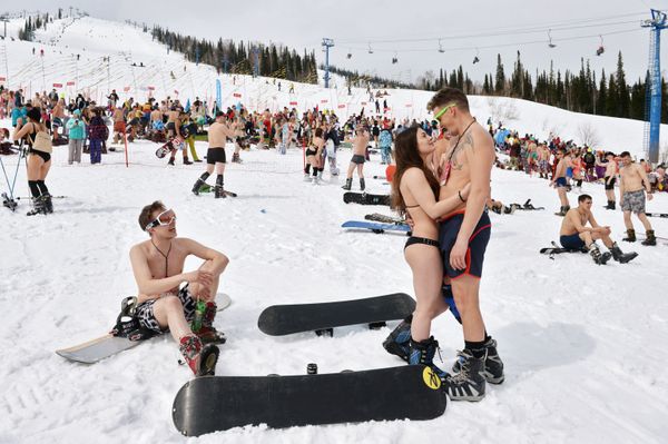 Siberia-Style Spring: Mass Hill Descent in Bikini Hits Record - Sputnik International