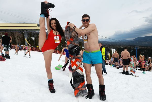 Siberia-Style Spring: Mass Hill Descent in Bikini Hits Record - Sputnik International