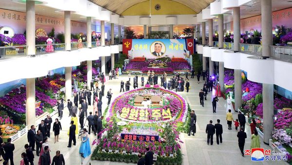 People are seen during the 20th Kimilsungia Festival on the occasion of the birth anniversary of founder Kim Il-sung in this undated photo released by North Korea's Korean Central News Agency (KCNA) in Pyongyang April 13, 2018 - Sputnik International