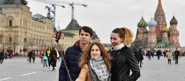 Tourists taking selfie on Red Square, Moscow. In the background St. Basil's Cathedral - Sputnik International