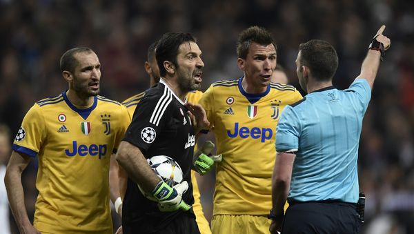 Juventus' Italian goalkeeper Gianluigi Buffon (2L) argues with the referee during the UEFA Champions League quarter-final second leg football match between Real Madrid CF and Juventus FC at the Santiago Bernabeu stadium in Madrid on April 11, 2018 - Sputnik International