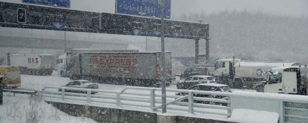 Vehicles crawl along a road as heavy snow falls in south east England Vehicles crawl along a road as heavy snow falls in south east England - Sputnik International