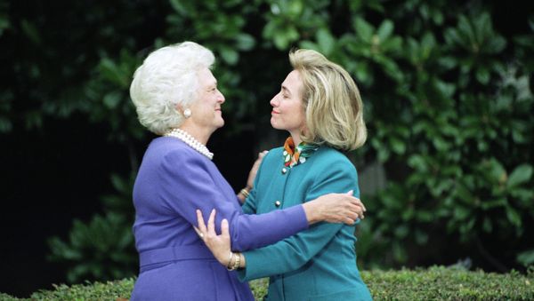 First lady Barbara Bush greets first lady-to-be Hillary Clinton upon her arrival at the White House in Washington, 1992 - Sputnik International