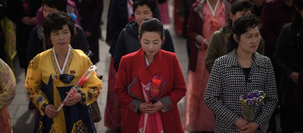 Women holding flowers arrive to pay their respects before the statues of late North Korean leaders Kim Il Sung and Kim Jong Il, at Mansu Hill in Pyongyang April 15, 2018. Women holding flowers arrive to pay their respects before the statues of late North Korean leaders Kim Il Sung and Kim Jong Il, at Mansu Hill in Pyongyang April 15, 2018. - Sputnik International