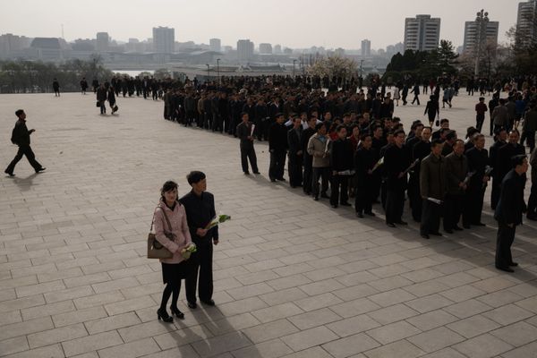 A couple wait to join others to pay their respects before the statues of late North Korean leaders Kim Il Sung and Kim Jong Il, at Mansu Hill in Pyongyang April 15, 2018. - Sputnik International
