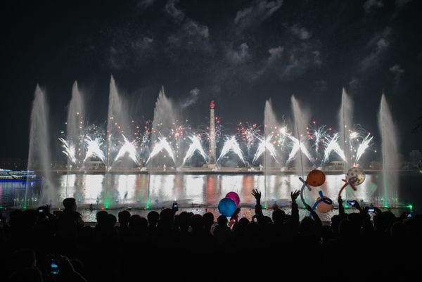 Spectators stand before a fireworks display over the Taedong river during celebrations marking the anniversary of the birth of late North Korean leader Kim Il Sung in Pyongyang April 15, 2018. April 15, known as the Day of the Sun, is by far the most important and sometimes marked with a military parade, as it was last year. - Sputnik International