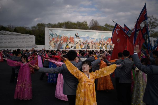 Students take part in a mass dance event during celebrations marking the anniversary of the birth of late North Korean leader Kim Il Sung in Pyongyang April 15, 2018. - Sputnik International