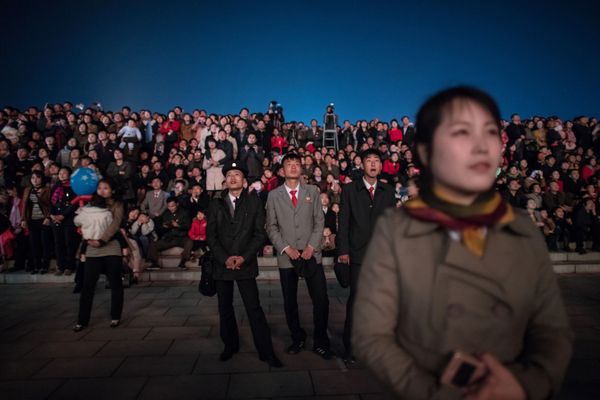 Spectators react during a fireworks display over the Taedong river during celebrations marking the anniversary of the birth of late North Korean leader Kim Il Sung in Pyongyang on April 15, 2018. - Sputnik International