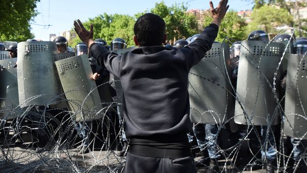 A demonstrator argues with riot police during a protest against Armenia's ruling Republican party's nomination of former President Serzh Sarksyan as its candidate for prime minister, in Yerevan, Armenia April 16, 2018. - Sputnik International