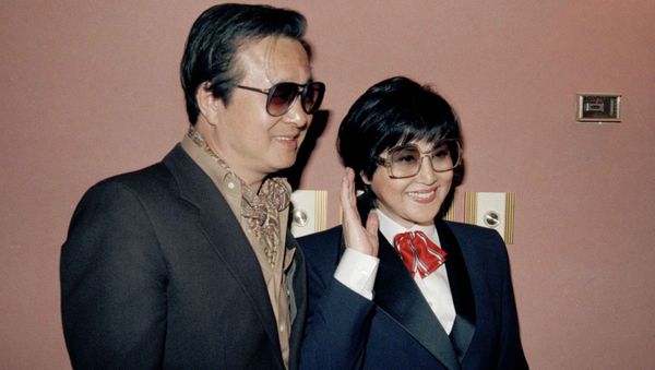 Director Shin Sang-ok and his wife actress Choi Eun-hee, noted Korean film artists who have made pictures in both South and North Korea, arrive for a Washington press conference, May 15, 1986 - Sputnik International