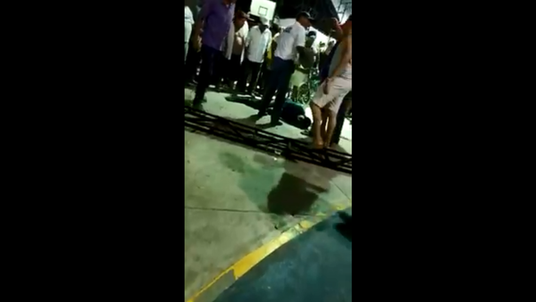 Local residents in Mexico's Oaxaca filmed beating and tossing a man accused of raping a woman into a crocodile cage. - Sputnik International