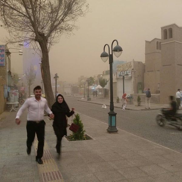People seen running during a sandstorm in Yazd, Iran, April 16, 2018. - Sputnik International