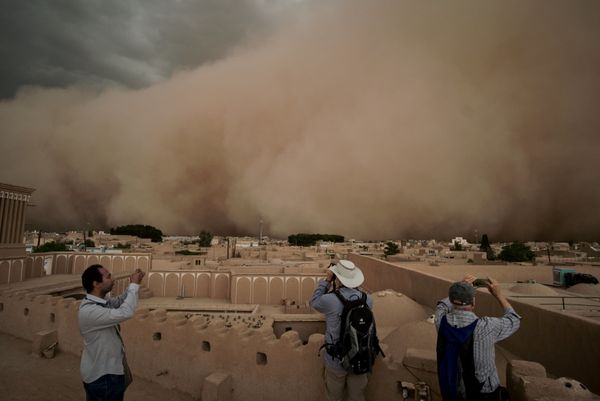 People take pictures of a sandstorm in Yazd, Iran April 16, 2018 in this image obtained from social media. Picture taken April 16, 2018. - Sputnik International