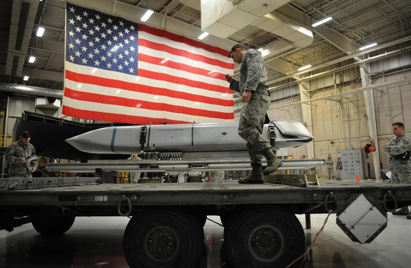 Photo: US Air Force’s C-17 Cargo Plane Becomes Bomber in ‘Palletized Munition’ Test Photo: US Air Force’s C-17 Cargo Plane Becomes Bomber in ‘Palletized Munition’ Test - Sputnik International