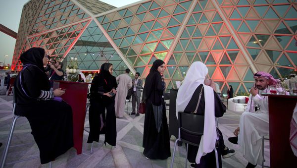 Moviegoers wait to attend an invitation-only screening, at the King Abdullah Financial District Theater, in Riyadh, Saudi Arabia, Wednesday, April 18, 2018 - Sputnik International