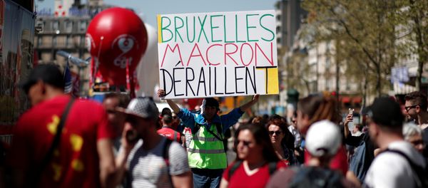 A man holds a placard reading Brussels Macron derailed during a demonstration against the French government's reform plans in Paris as part of a national day of protest, France, April 19, 2018 A man holds a placard reading Brussels Macron derailed during a demonstration against the French government's reform plans in Paris as part of a national day of protest, France, April 19, 2018 - Sputnik International