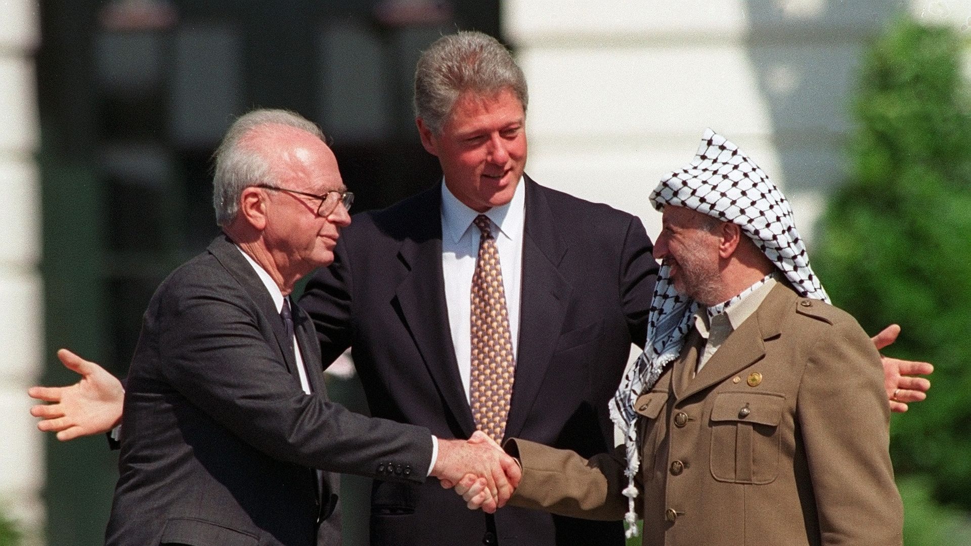 President Bill Clinton presides over ceremonies marking the signing of the 1993 peace accord between Israel and the Palestinians on the White House lawn with Israeli Prime Minister Yitzhak Rabin, left, and PLO chairman Yasser Arafat, right President Bill Clinton presides over ceremonies marking the signing of the 1993 peace accord between Israel and the Palestinians on the White House lawn with Israeli Prime Minister Yitzhak Rabin, left, and PLO chairman Yasser Arafat, right - Sputnik International, 1920, 14.05.2021