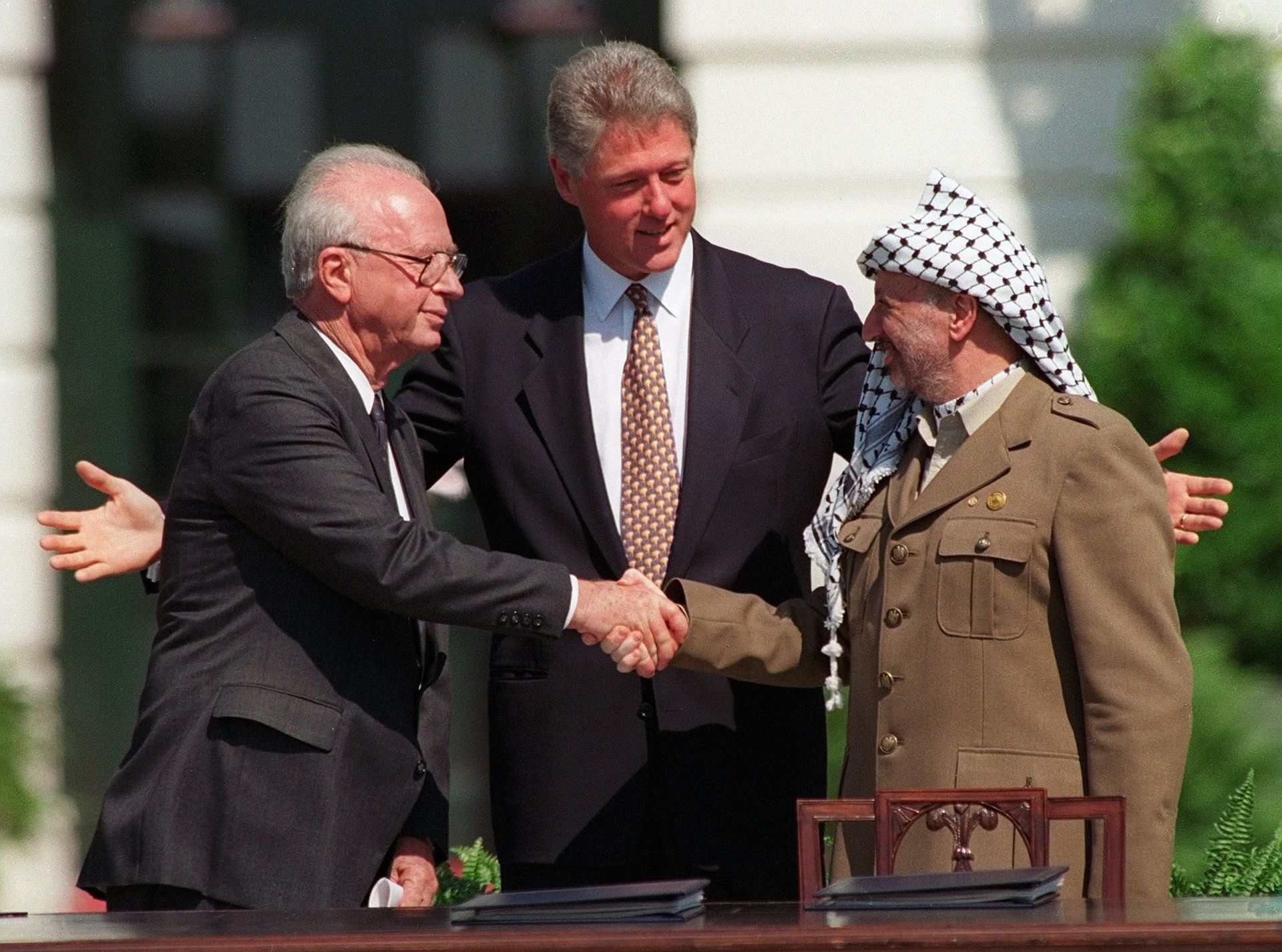 President Bill Clinton presides over ceremonies marking the signing of the 1993 peace accord between Israel and the Palestinians on the White House lawn with Israeli Prime Minister Yitzhak Rabin, left, and PLO chairman Yasser Arafat, right President Bill Clinton presides over ceremonies marking the signing of the 1993 peace accord between Israel and the Palestinians on the White House lawn with Israeli Prime Minister Yitzhak Rabin, left, and PLO chairman Yasser Arafat, right - Sputnik International, 1920, 13.10.2023