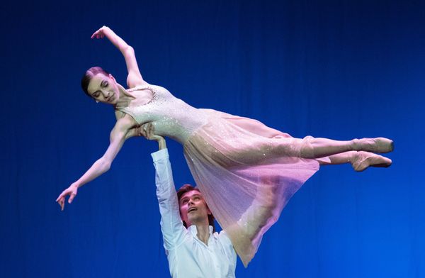 Bolshoi Theater prima ballerina Olga Smirnova and premier Artyom Ovcharenko perform a pas de deux from the Casse-Noisette Compagnie ballet at the Dancing About Love ballet night at the Russian Academic Youth Theater - Sputnik International