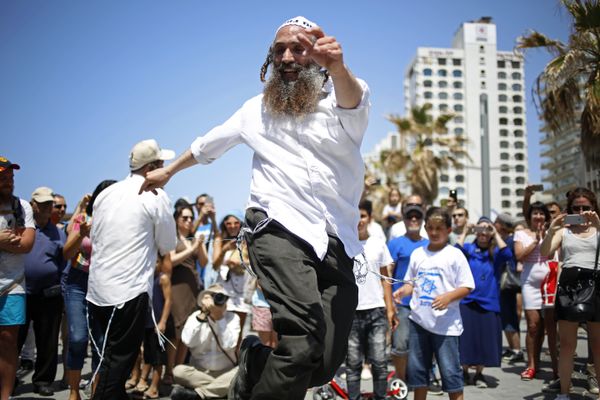 People dance during Independence Day celebrations marking 70 years since the founding of the state in 1948, in Tel Aviv, Israel - Sputnik International