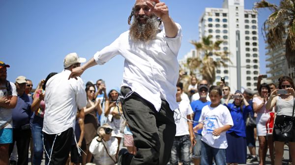 People dance during Independence Day celebrations marking 70 years since the founding of the state in 1948, in Tel Aviv, Israel - Sputnik International