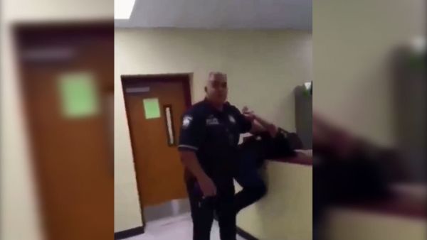 A San Antonio police officer pins 16-year-old Tiffany Rodriguez against a counter at her school. - Sputnik International