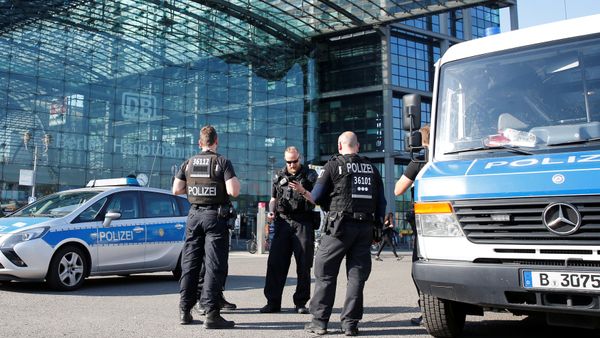 Police officers stand in front of the central train station while a World War Two bomb is defused in Berlin, Germany, April 20, 2018 Police officers stand in front of the central train station while a World War Two bomb is defused in Berlin, Germany, April 20, 2018 - Sputnik International