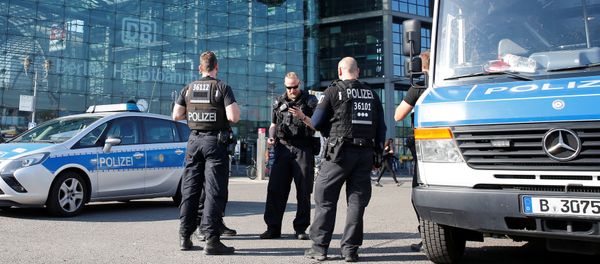Police officers stand in front of the central train station while a World War Two bomb is defused in Berlin, Germany, April 20, 2018 Police officers stand in front of the central train station while a World War Two bomb is defused in Berlin, Germany, April 20, 2018 - Sputnik International