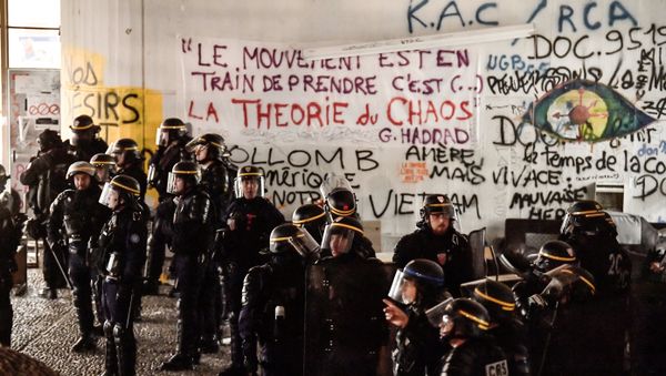 French anti-riot policemen stand together after breaking up a protest camp at the Tolbiac campus, part of the Sorbonne University, on April 20, 2018, in Paris French anti-riot policemen stand together after breaking up a protest camp at the Tolbiac campus, part of the Sorbonne University, on April 20, 2018, in Paris - Sputnik International