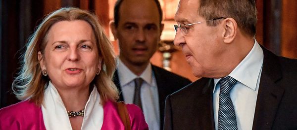 Russian Foreign Minister Sergei Lavrov (R) walks with his Austrian counterpart Karin Kneissl during their meeting in Moscow on April 20, 2018 - Sputnik International