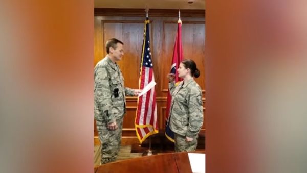 Tennessee Air National Guard recites her oath with a dinosaur puppet - Sputnik International