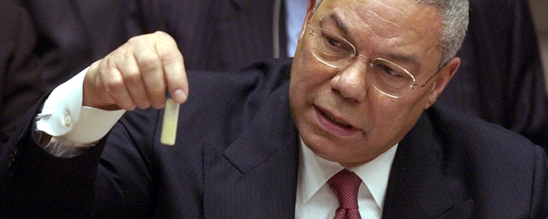 Colin Powell présente une fiole censée contenir de l'anthrax au Conseil de sécurité de lOnu Colin Powell présente une fiole censée contenir de l'anthrax au Conseil de sécurité de lOnu - Sputnik International, 1920, 20.04.2018