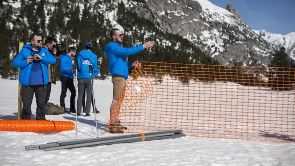 Activists from the French far-right political movement Generation Identitaire (GI) and European anti-migrant group Defend Europe erect a barrier during an operation titled Mission Alpes to control access of migrants using the Col de l'Echelle mountain pass on April 21, 2018 in Nevache, near Briancon, on the French-Italian border - Sputnik International