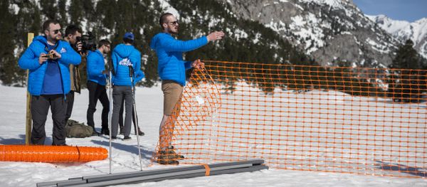 Activists from the French far-right political movement Generation Identitaire (GI) and European anti-migrant group Defend Europe erect a barrier during an operation titled Mission Alpes to control access of migrants using the Col de l'Echelle mountain pass on April 21, 2018 in Nevache, near Briancon, on the French-Italian border Activists from the French far-right political movement Generation Identitaire (GI) and European anti-migrant group Defend Europe erect a barrier during an operation titled Mission Alpes to control access of migrants using the Col de l'Echelle mountain pass on April 21, 2018 in Nevache, near Briancon, on the French-Italian border - Sputnik International