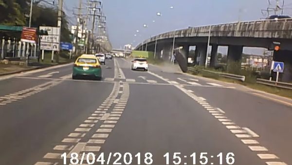 Flying Cement Lid Nearly Crashes into Cars Flying Cement Lid Nearly Crashes into Cars - Sputnik International