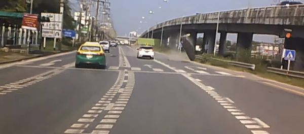 Flying Cement Lid Nearly Crashes into Cars Flying Cement Lid Nearly Crashes into Cars - Sputnik International