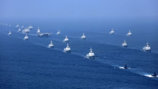 In this April 12, 2018 photo released by Xinhua News Agency, the Liaoning aircraft carrier is accompanied by navy frigates and submarines conducting an exercises in the South China Sea - Sputnik International
