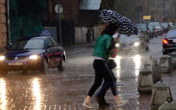 Pedestrians at the streets of Moscow during the storm - Sputnik International