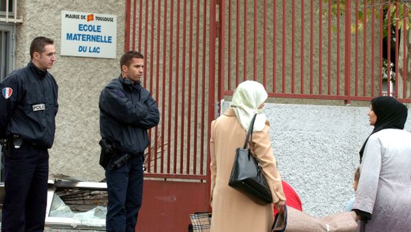 Police officers talk with residents of the Le Mirail district of Toulouse, southwestern France, Thursday Nov.10, 2005. - Sputnik International