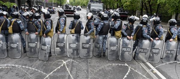 Police in the street in Yerevan. Opposition stages protests in the Armenian capital against former president Serzh Sargsyan's election as Prime Minister - Sputnik International