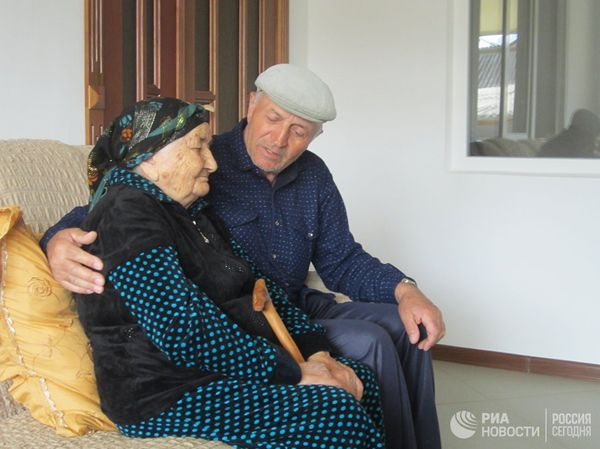 Nanu Shaova and her son Hussein. - Sputnik International