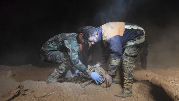 Syrian security forces members remove human remains at the site were discovered two mass graves believed to contain the bodies of civilians and troops killed by the Islamic State militants, in the village of Wawi near the northern city of Raqqa, Syria (File) - Sputnik International