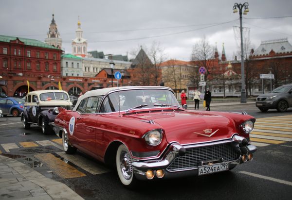 Participants at Start of Retro Rally - Sputnik International