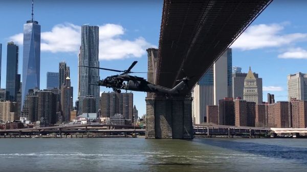 Military helicopter flyby underneath the Brooklyn Bridge in NYC Military helicopter flyby underneath the Brooklyn Bridge in NYC - Sputnik International